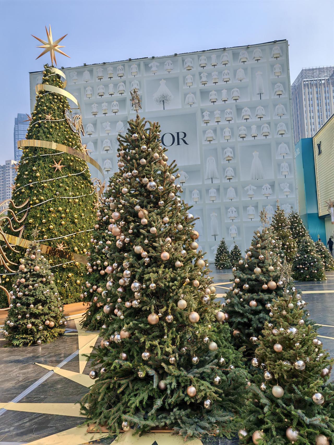 1、女人越穷越好嫁，男人越穷越难娶。2、男人99%都好色，女人99%都好财。