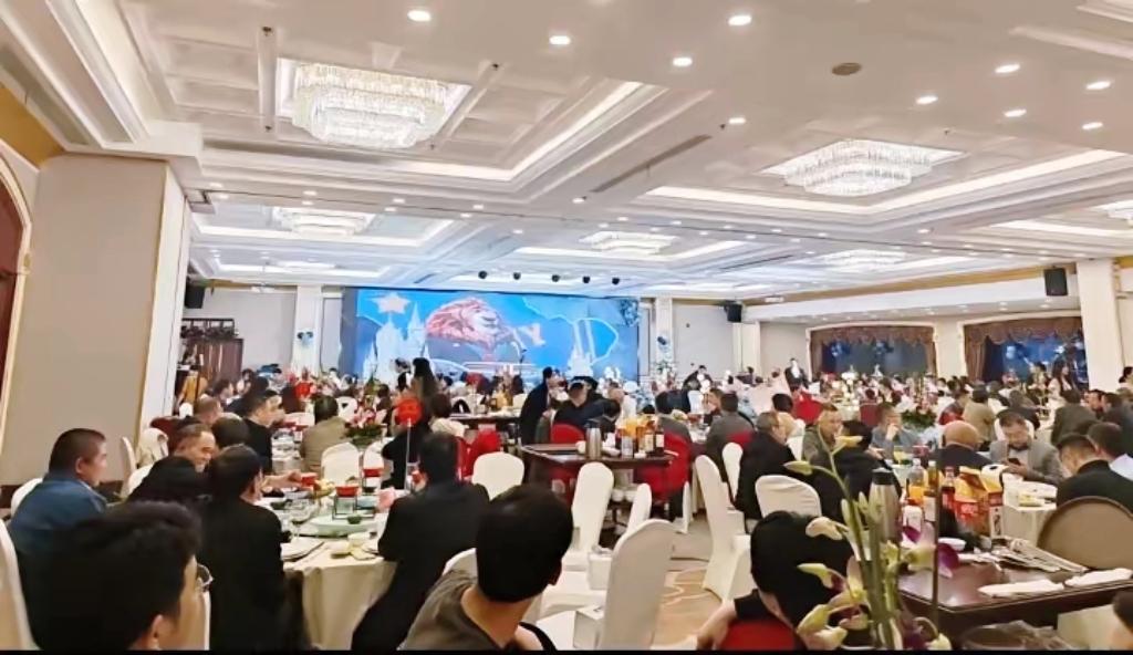 同事结婚请我，我在礼单写“抵账2000元”，一群人说我狠，可谁知道我这2000块