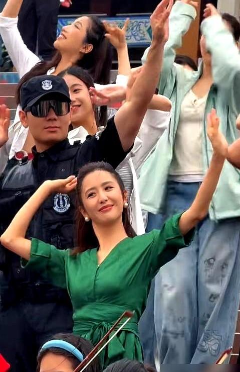 佟丽娅这一舞，可不是来捞金的。在南昌滕王阁，她一身绿裙带着舞团搞快闪，没收一