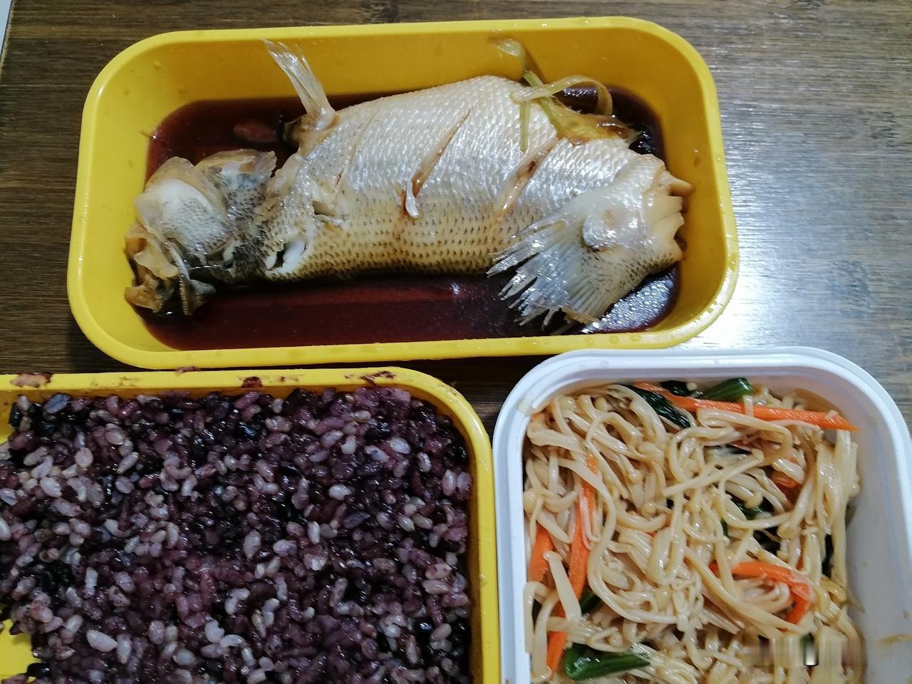 晚上心情不好，实在不想做饭，我就点了外卖。我拿手机点外卖的时候，看到臭鲈鱼，