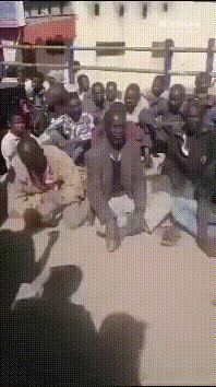 苏丹的阿拉伯民兵，用最原始、最血腥的战斗模式，把黑人部落民，像牲口一样赶到一个地