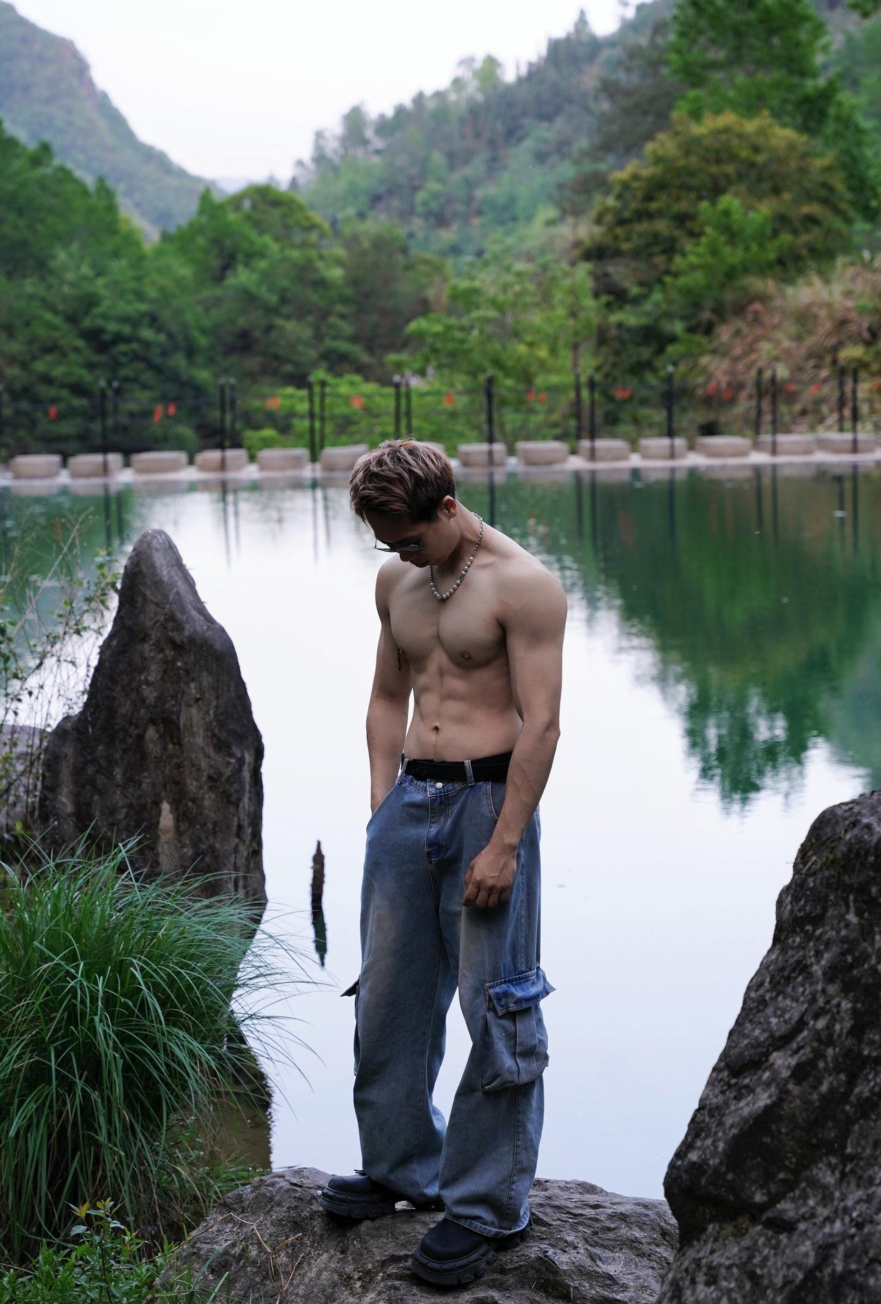 第一站：奔赴国家景区芍药谷，从西安出发地自驾前往安康平利的芍药谷。一路上欣赏着