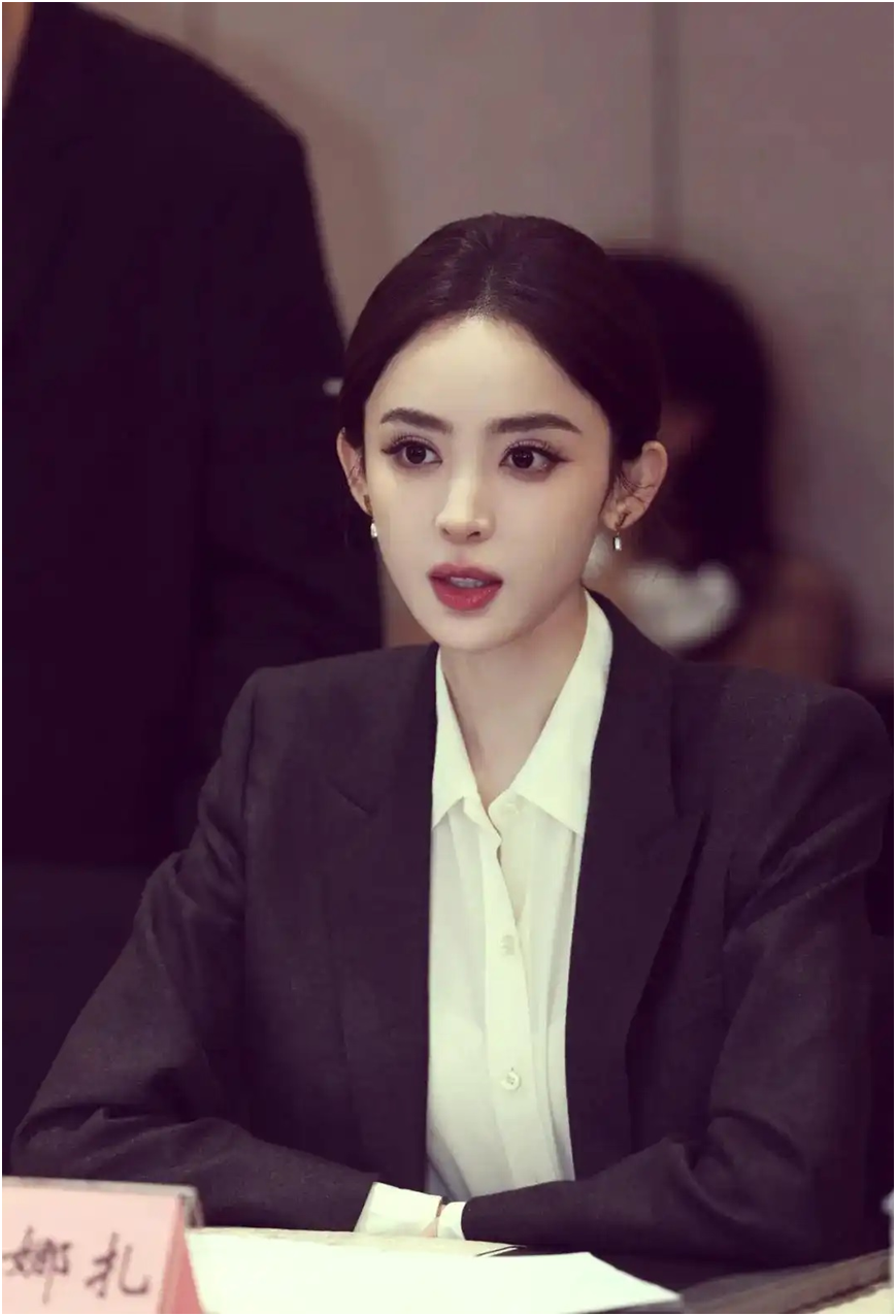 古力娜扎、迪丽热巴、哈妮克孜这三人我常常弄混。 都是大眼睛高鼻梁，颇带西域风情，几乎是一个模子刻出来
