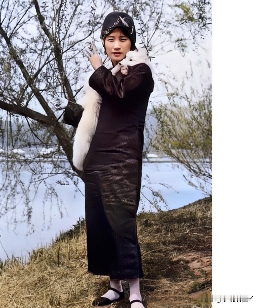 徐志摩的妻子陆小曼,1930年在湖边的珍贵留影,时年27岁。这可不是演戏,也绝非