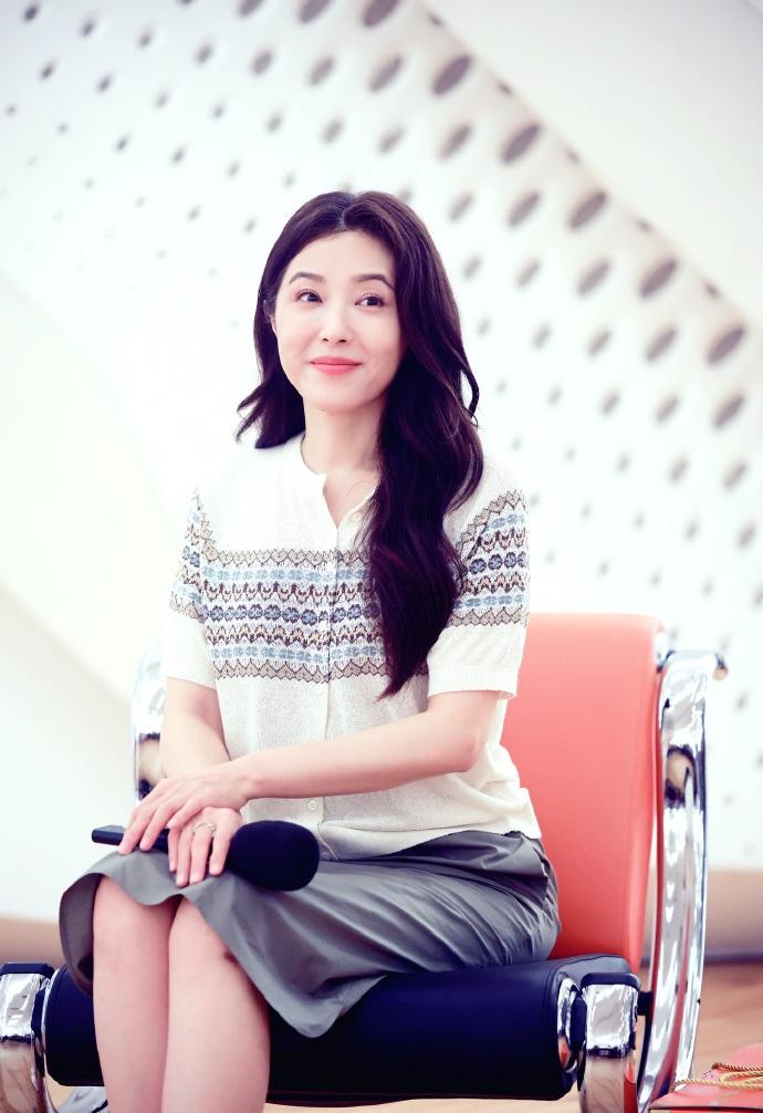 最近曾黎在广州出席见面会，她这次搭配的很靓丽，看上去也格外的显年轻。曾黎上身