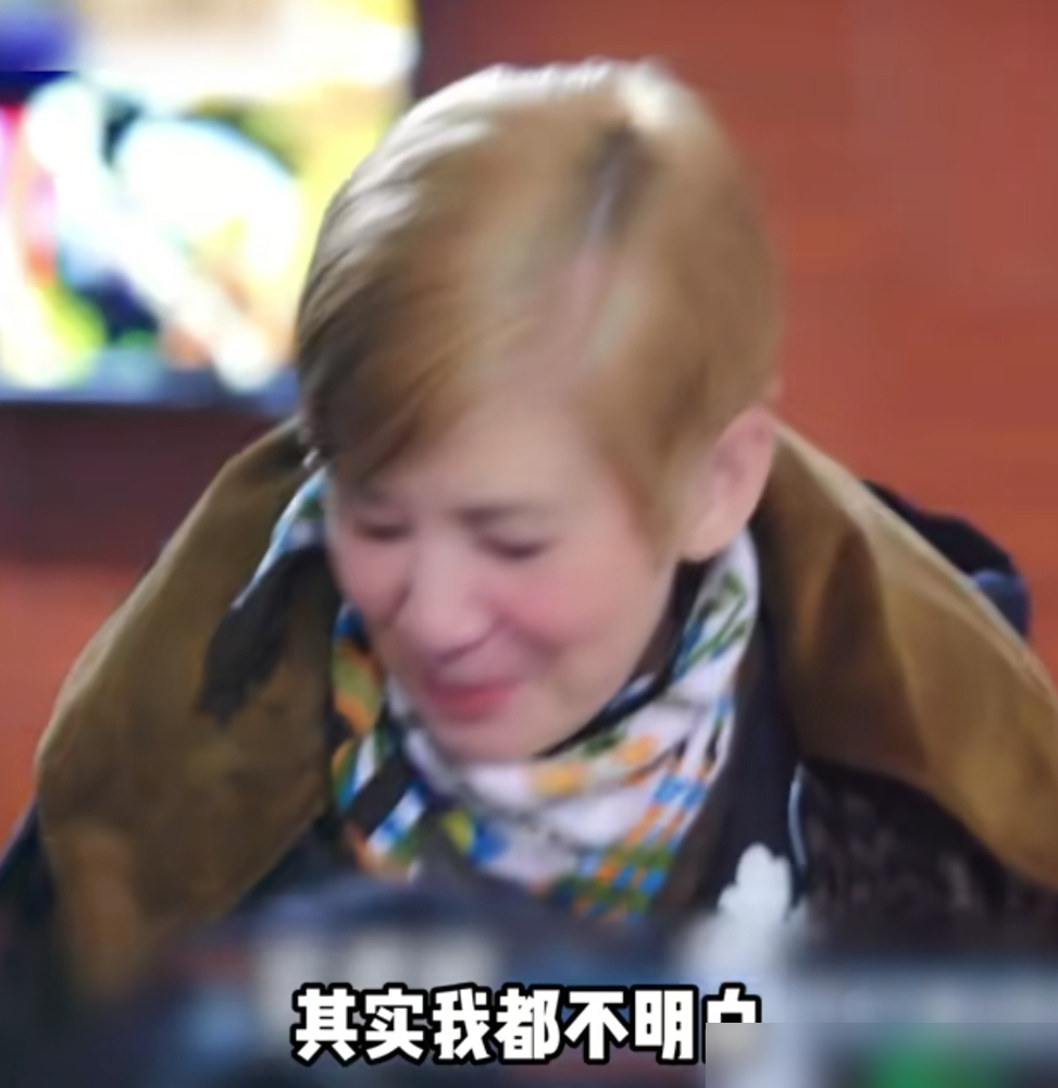 吴君如当着镜头直接问周冬雨，你画卧蚕干嘛？周冬雨当场僵住，嘴张了张，愣是没接住这句话。港圈老炮向来不