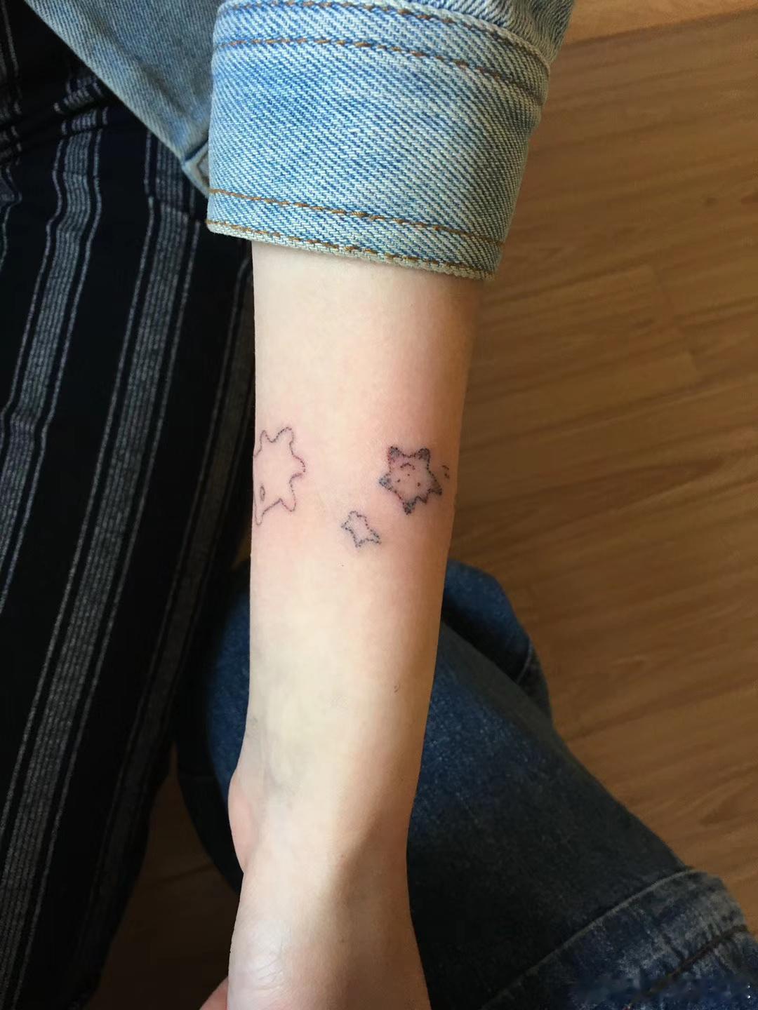 你们你知道不我手臂上的蛇下面是这个熊的正反面加星星啥的可爱不