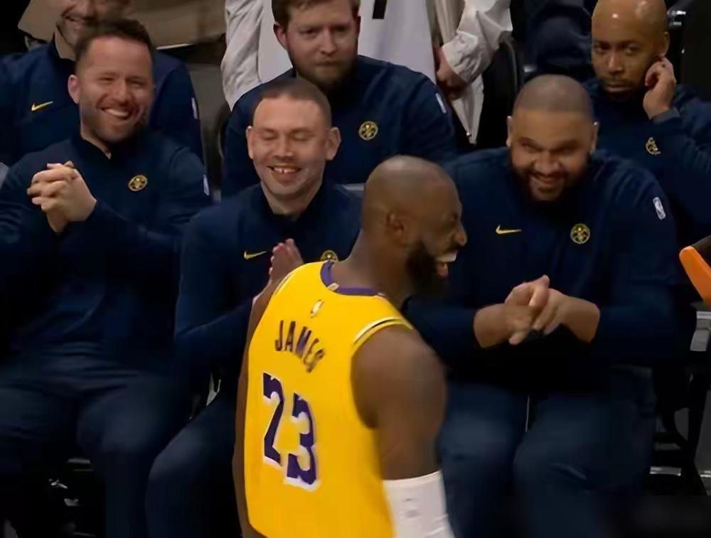 上半场那个背着技犯、正负值跌到-19的东契奇，简直像在丹佛主场潜伏的特务。整整1