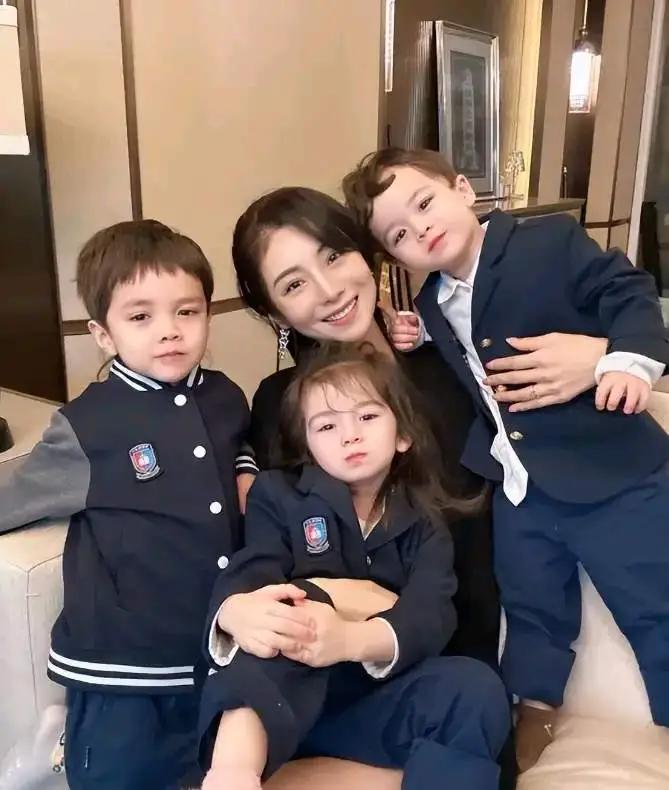 她不想为了结婚而将就自己，花50万去泰国买英国名校男的精子，生下三胞胎混血宝宝！