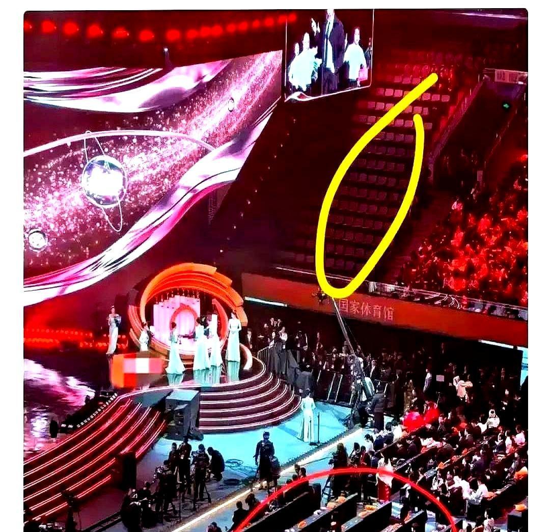 张艺谋掠过张颂文那一秒，全场掌声劈成两半——一半献给终身成就，一半踩向“无