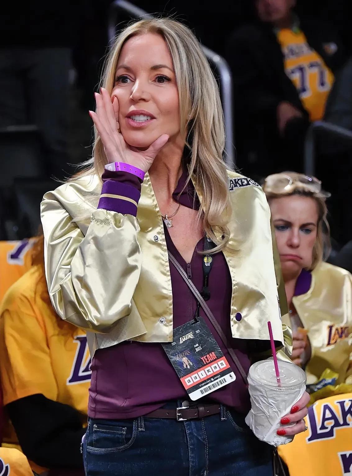NBA最富有的阿姨，巴斯家族卖出了湖人100亿美元的股权！一觉醒来湖人变天了，
