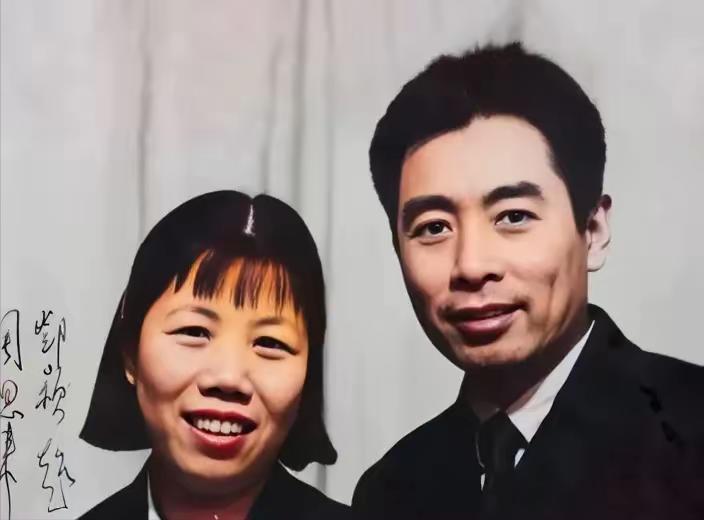 老照片曝光！周总理和邓颖超青年时的留影，都看看吧，俩人甜蜜模样太暖心了，真爱永存