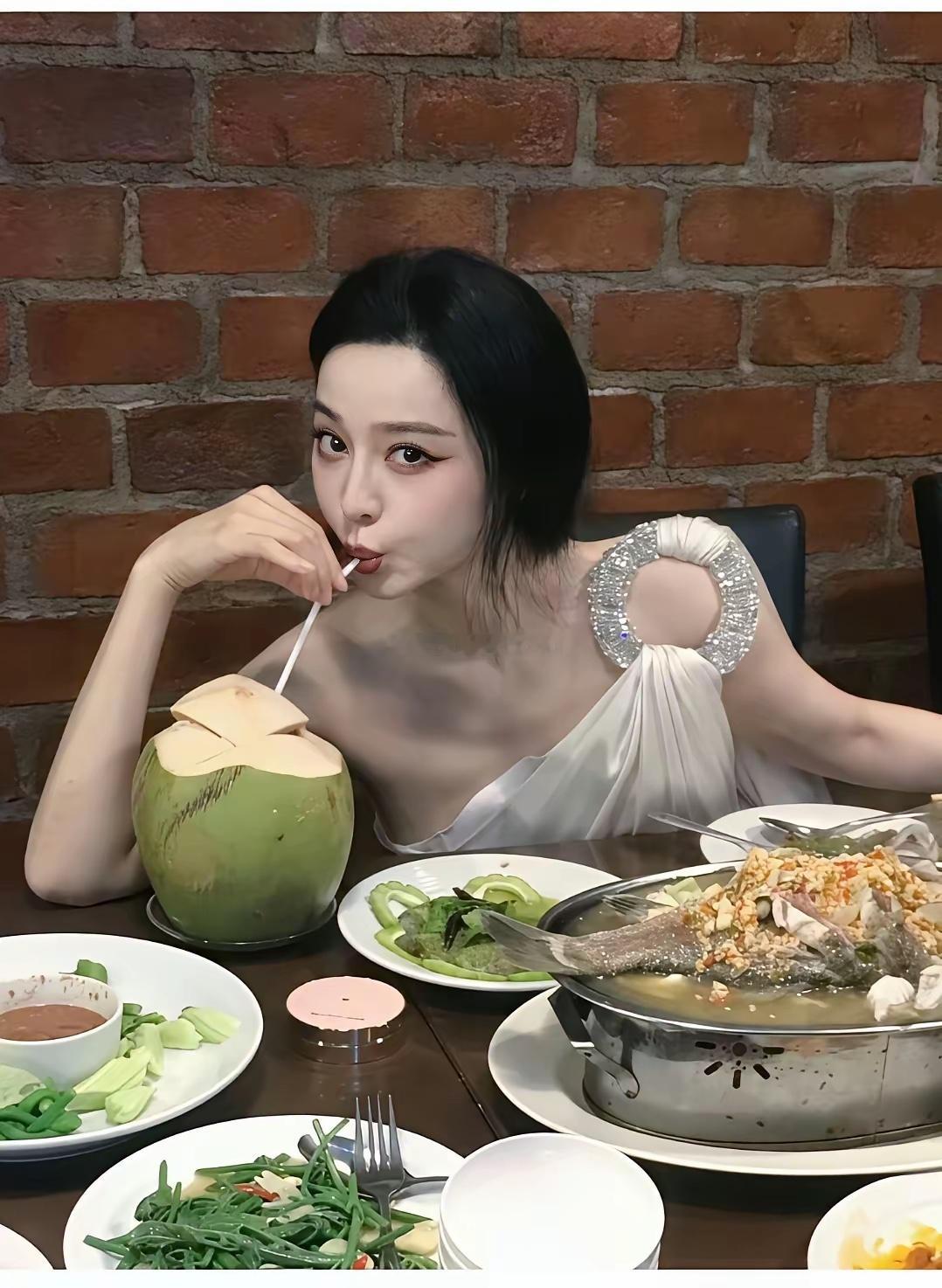 别人吃饭是干饭，她吃饭是走红毯吧？肩上那圈钻石闪得我眼睛都快睁不开了！