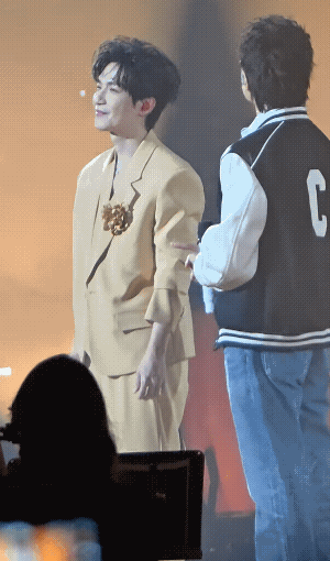 陈楚生请香港歌手做嘉宾有唱2遍魔咒，今晚和古巨基合唱《当年情》，仿佛看到了