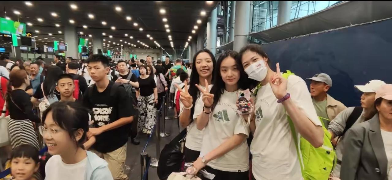 中国女排抵达泰国清迈机场！姑娘们每个人都是人手2个行李箱，带了好多东西呢，乍一看