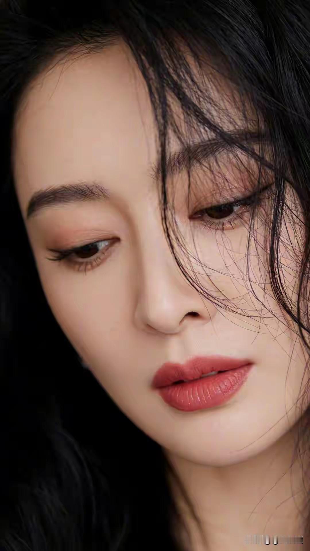 丹凤眼凝眸，红唇藏妖娆。秀发飘逸，性感迷人妩媚多姿，风韵犹存风情万种，千娇