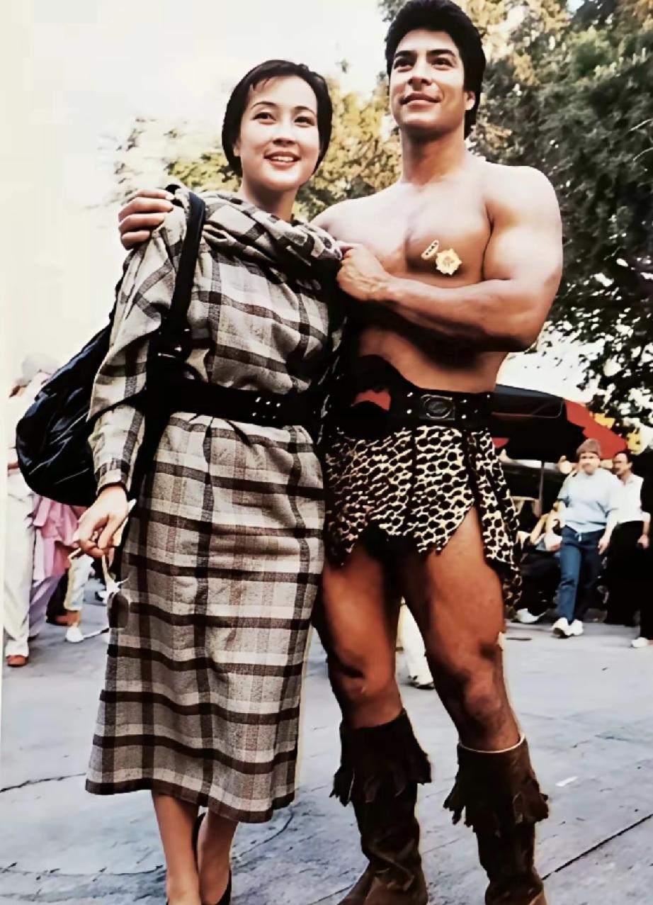 刘晓庆和肌肉男合影，他们好像是生活在不同季节的两个人；栗原小卷和刘晓庆合影，刘