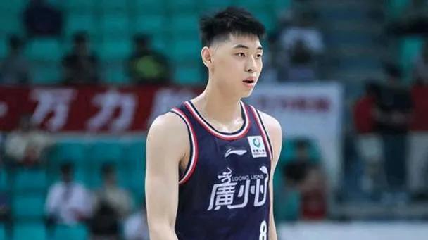 为成功引进广州男篮的崔永熙，辽宁男篮提出了2000万现金加上潜力新秀张峻豪或李虎