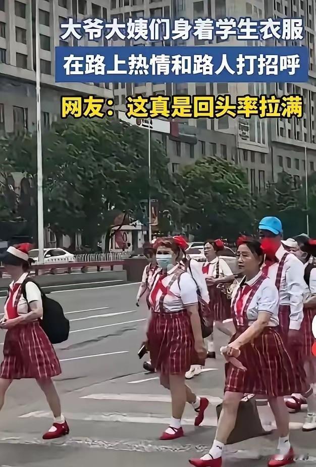 暴走团换新衣服了，这次换校服过儿童节去了，你别说还挺欢乐的。大家先等下笑啊，听