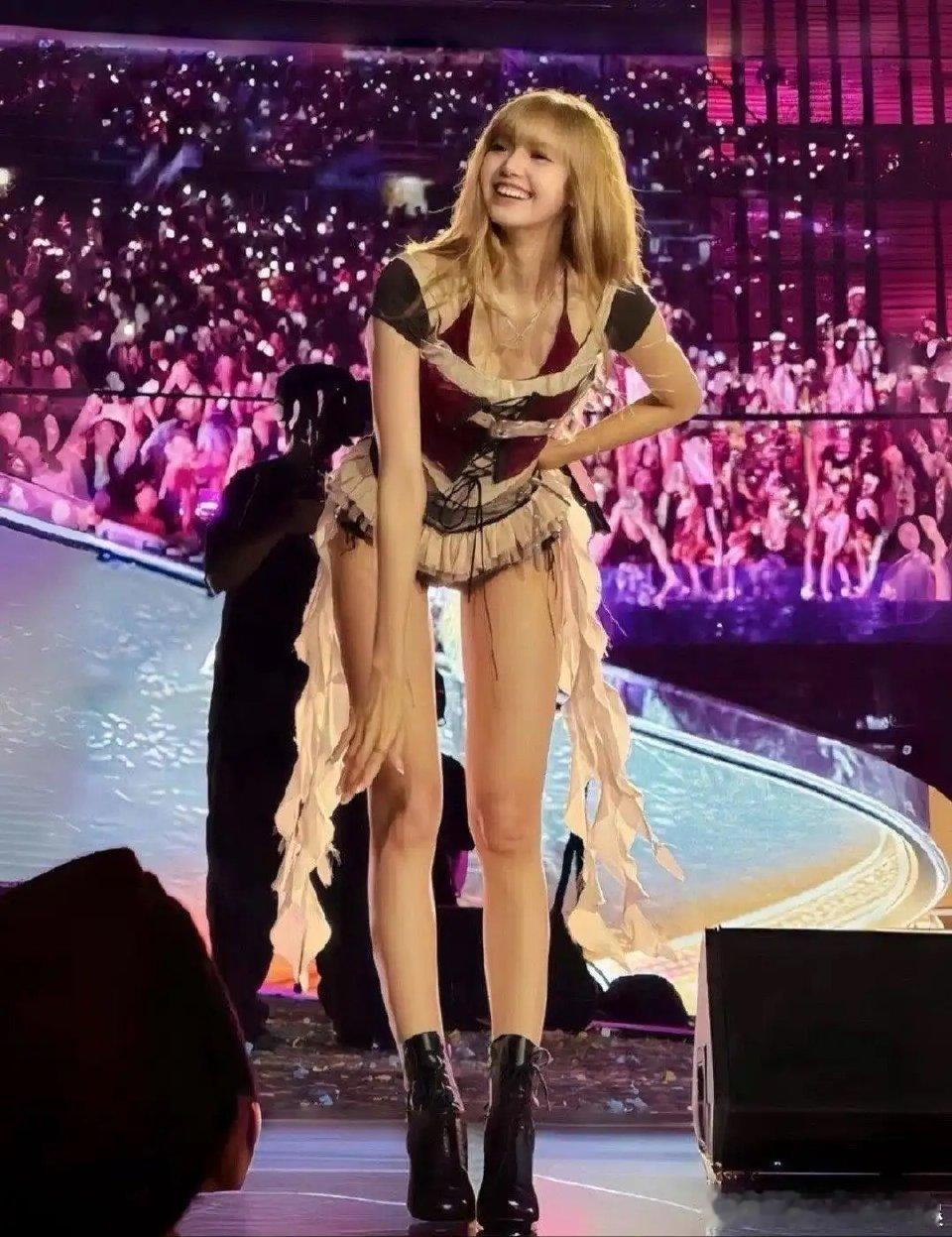 据说这是Lisa最真实的样子，这比例也太好了吧。