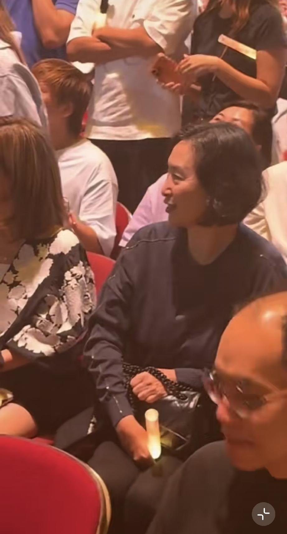 8月21日，何超琼现身香港红馆助阵古天乐演唱会，无修图就是个老太太了，毫无激情，