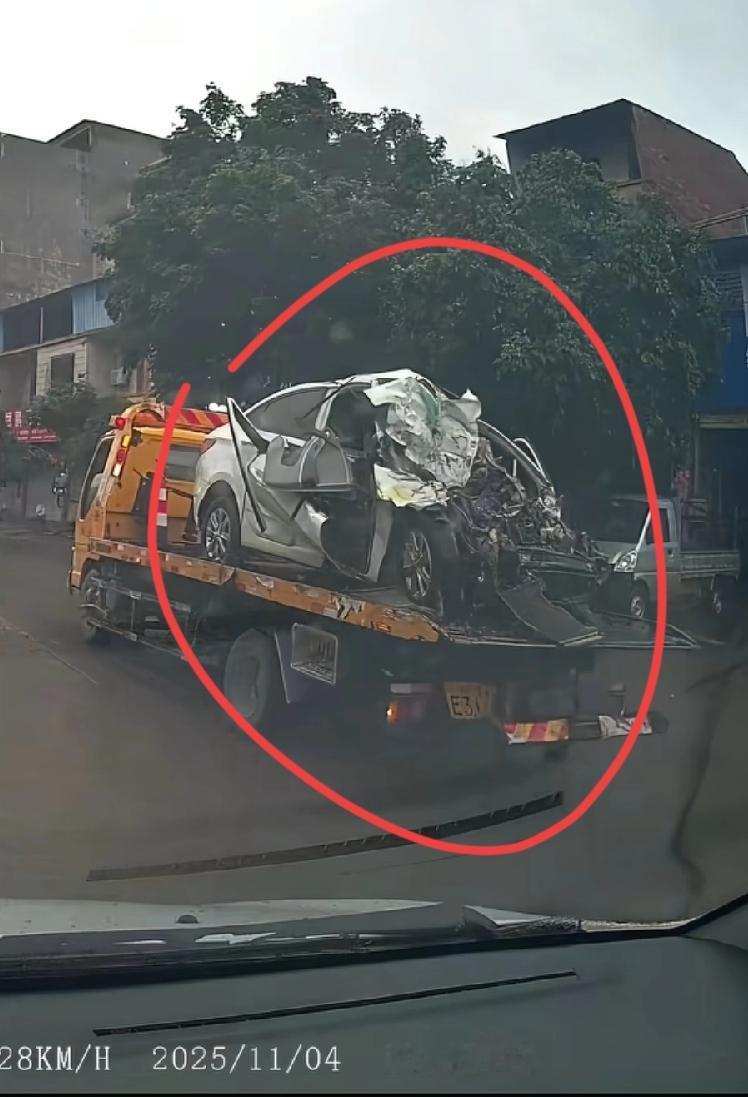 钦州车祸事故车，小轿车白色现代瑞纳，车头撞得稀碎，大货车红色车头，只是车牌、保险