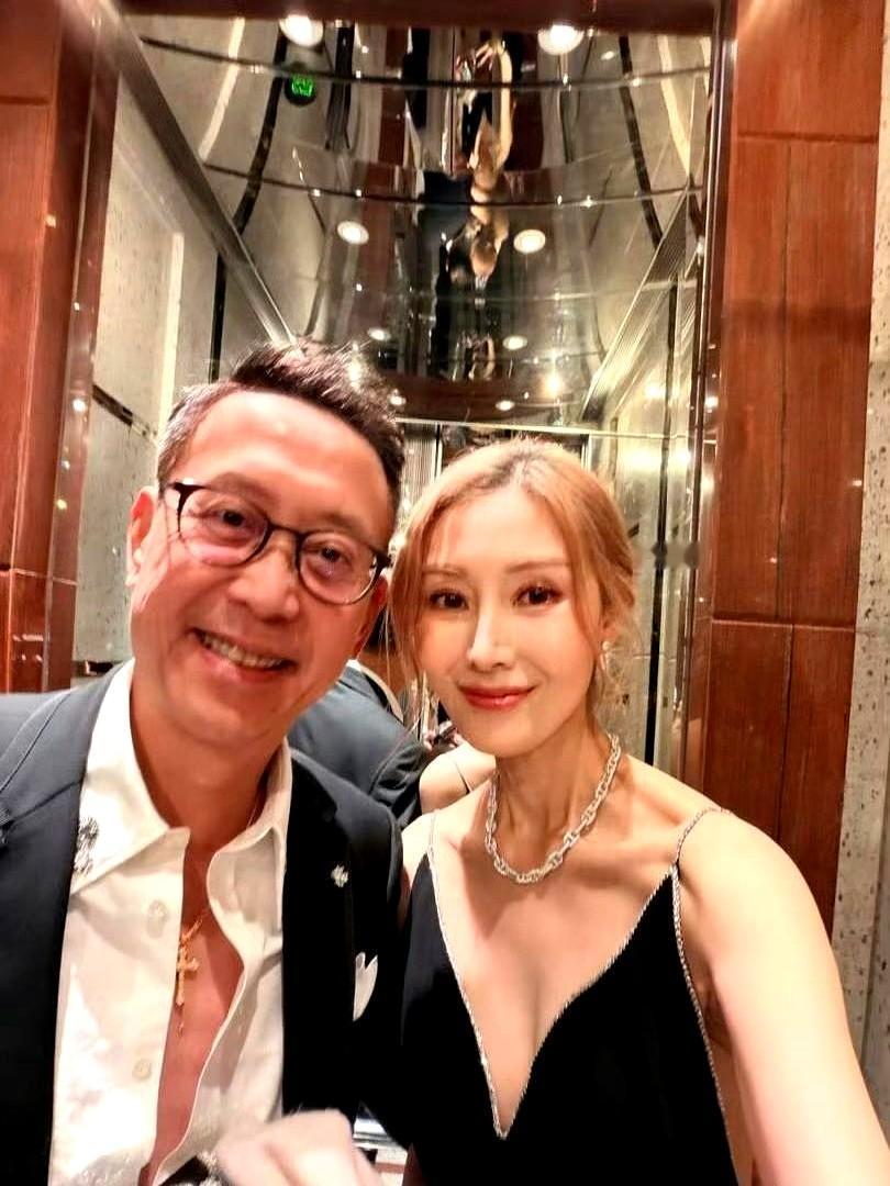 李嘉欣，一个活在“偶遇”里的女人。香港东半山，她一身灰色卫衣配瑜伽裤，刚从外