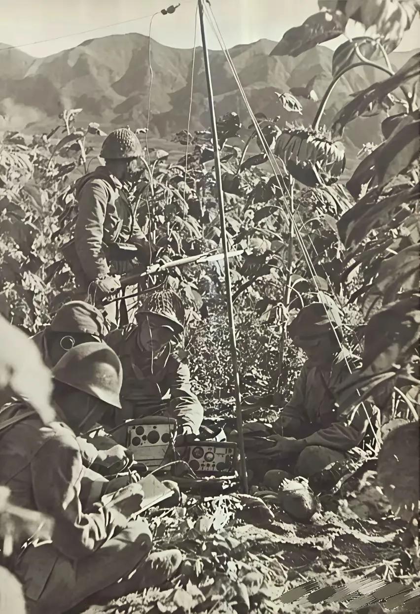 往昔翻看老照片，瞧见日本鬼子通讯兵架设天线进行无线通话，觉得颇为先进。实际上，抗