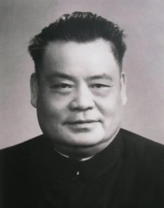 1959年，当时的江西省省长乘坐总理的专车前往中南海，主席得知后，马上出