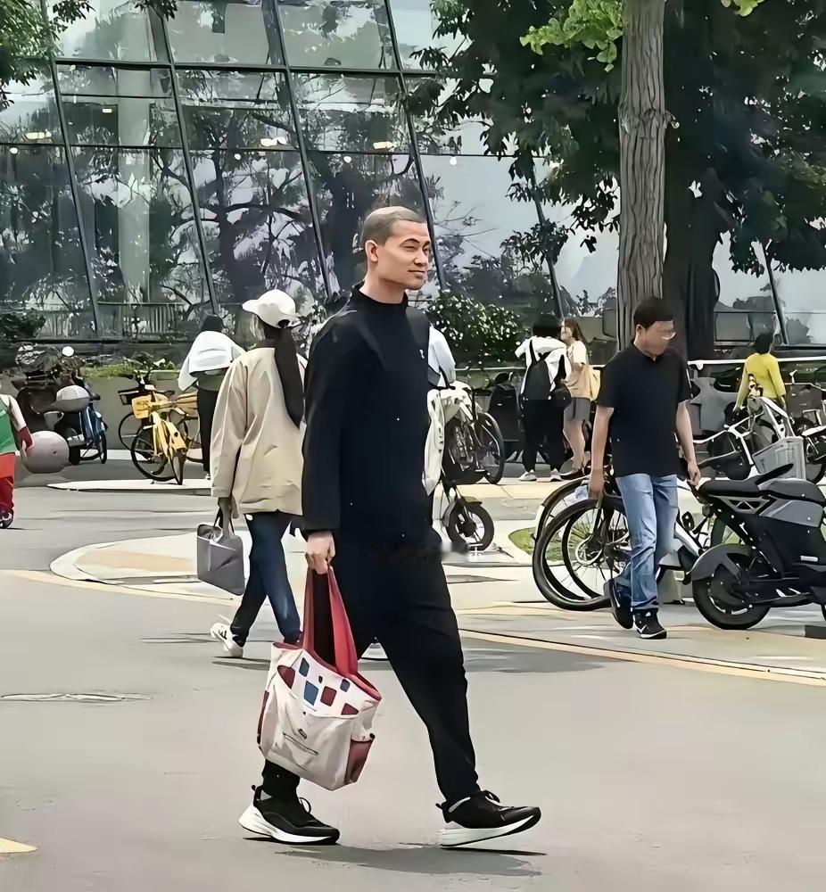 35岁的韦神，好像越来越正常了。​有人在北大偶遇韦东奕，剪了板寸，身材高瘦，眼