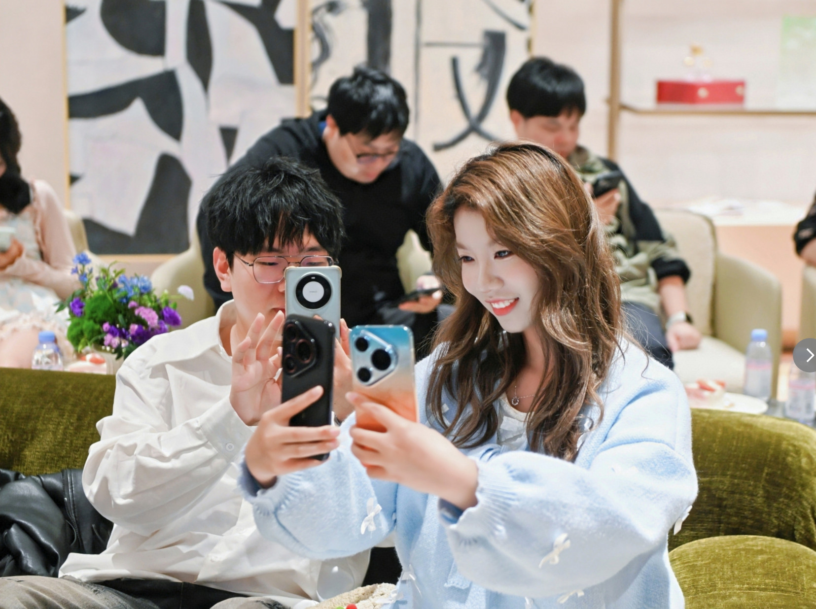 华为Pura90首销超长排队华为Pura90系列首销场面火爆，多地门店排起超