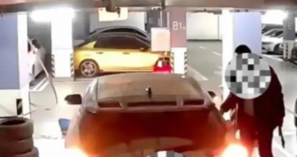 厚颜无耻。黑龙江哈尔滨，一中年男子花15万买下车位，三番两次被白车霸占，索性将旧