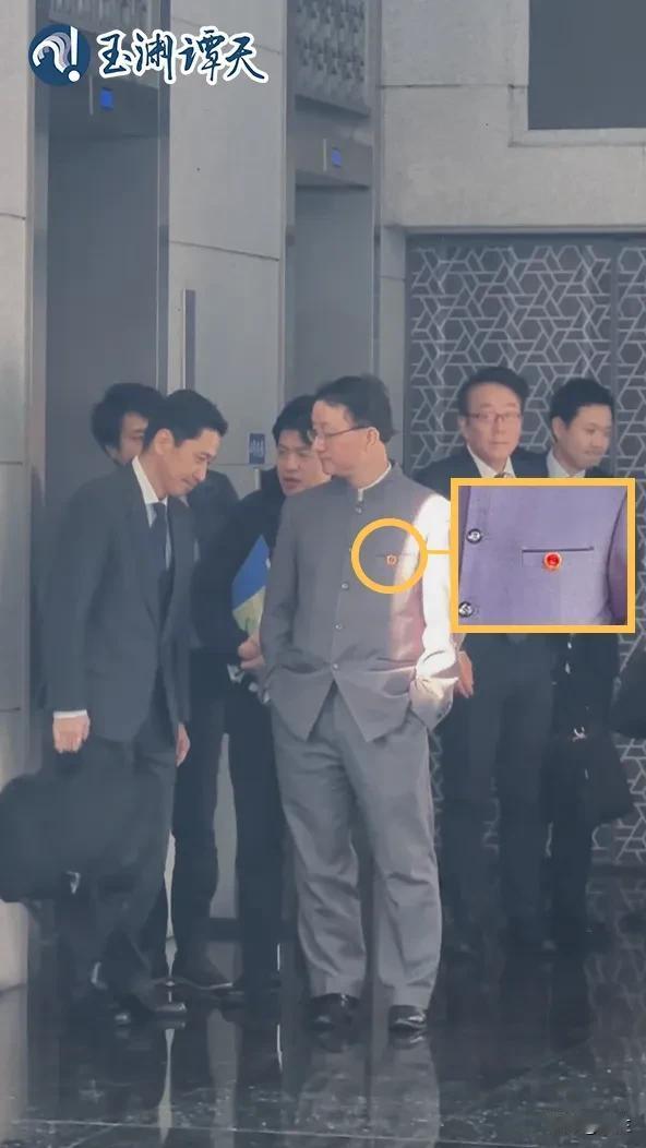 “那年我双手插兜，不知道什么是对手”。刘司长双手插兜，一个帅字代替不了，还有霸