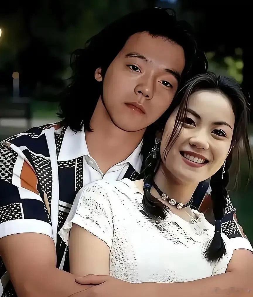 其实王菲离开李亚鹏，不怪她！你看窦唯把王菲搂在怀里，是多么的珍惜啊？即使离婚后，
