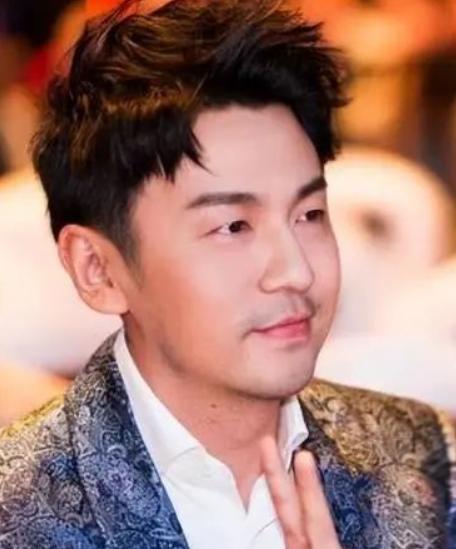 一天，雷佳音拍完戏回家后，见到家里清锅冷灶，妻子冷眼相对。他问妻子翟煦飞：“你怎