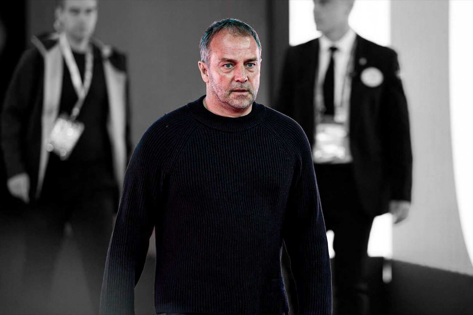 塞尔电台：在混合采访区，弗里克在进行赛后采访期间，非常愤怒🤬每次结束一次采访