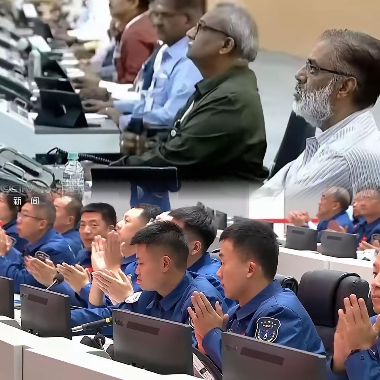 看中印航天指挥中心那张图，差别真的一眼戳穿！上边是暮气沉沉的老人团，脸上藏着