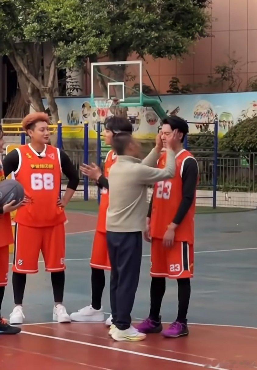 王鹤棣看到小学老师哭了，老师还帮他擦眼泪。