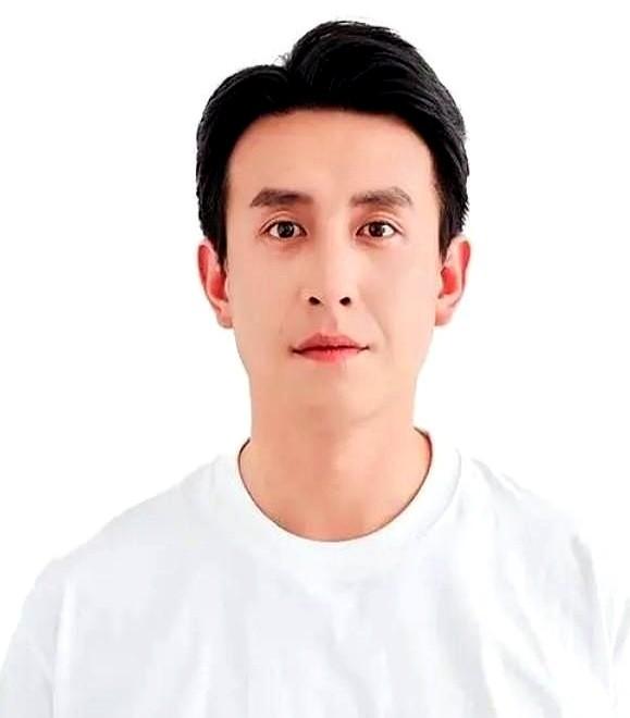 说到短剧圈的熟面孔，刘萧旭这名字藏都藏不住。最近有人说他演不好长剧里的霸总，