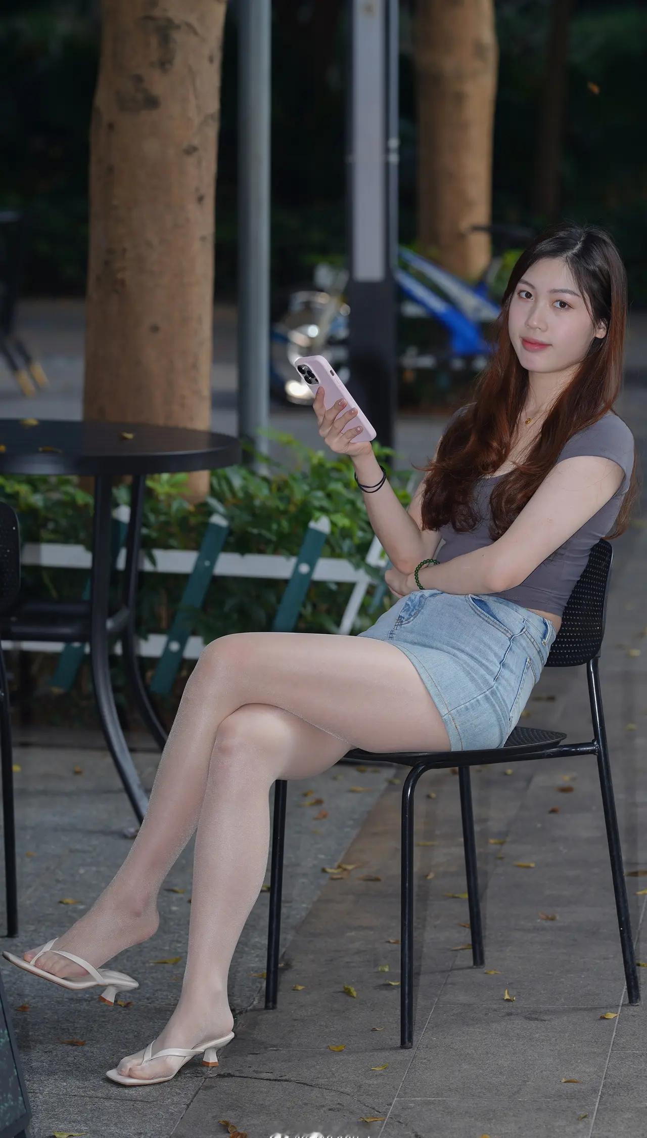 在公园玩手机的女孩，让人莫名的心动。