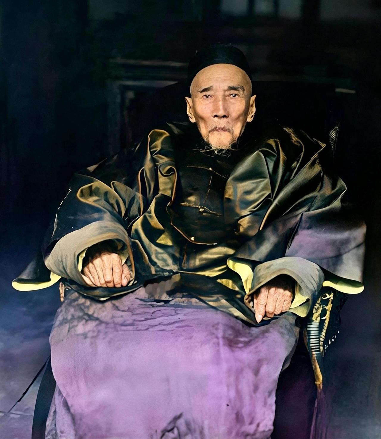 这位脸庞清瘦，双耳巨大，双目如炬的老人已有百岁。清朝入关十位皇帝中，他历经了五位