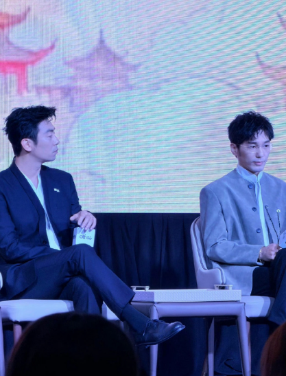 白宇朱亚文的气质太绝了！肩宽腿长自带沉稳气场，儒雅风范尽显体制内帅感，两人赴新加