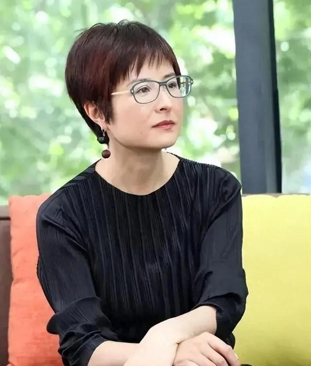 2015年，42岁主持人张泉灵因天天咳血，疑似肺癌从央视辞职！随后，她独自飞往上