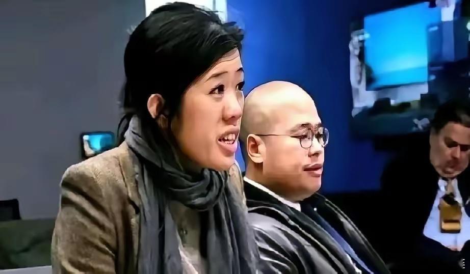 15日，黎智英被香港法院裁定有罪。其女儿黎采，儿子黎崇恩坐不住了，两个人不但旁听