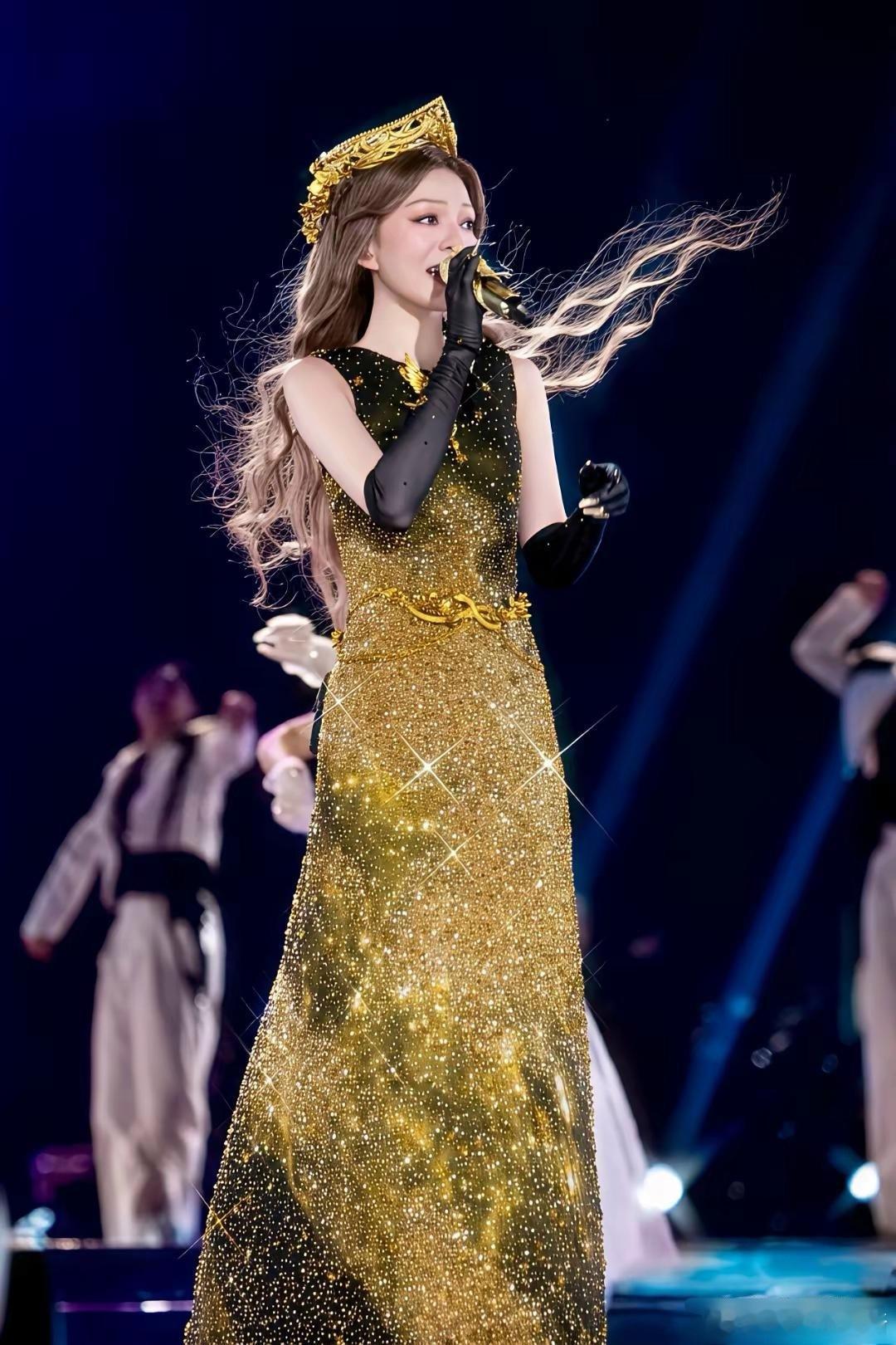 不得了啊!张韶涵这件礼服，居然有80万颗水晶，怪不得如此璀璨夺目!这是把银行河系