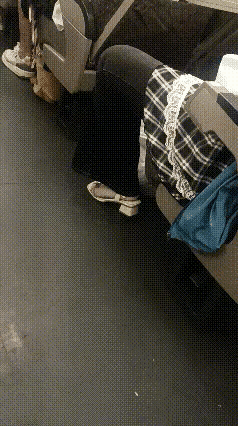 在火车上，在汽车上，在一些公共场所，经常看到一些年轻的男女坐在那里摇摇摆摆，抖动