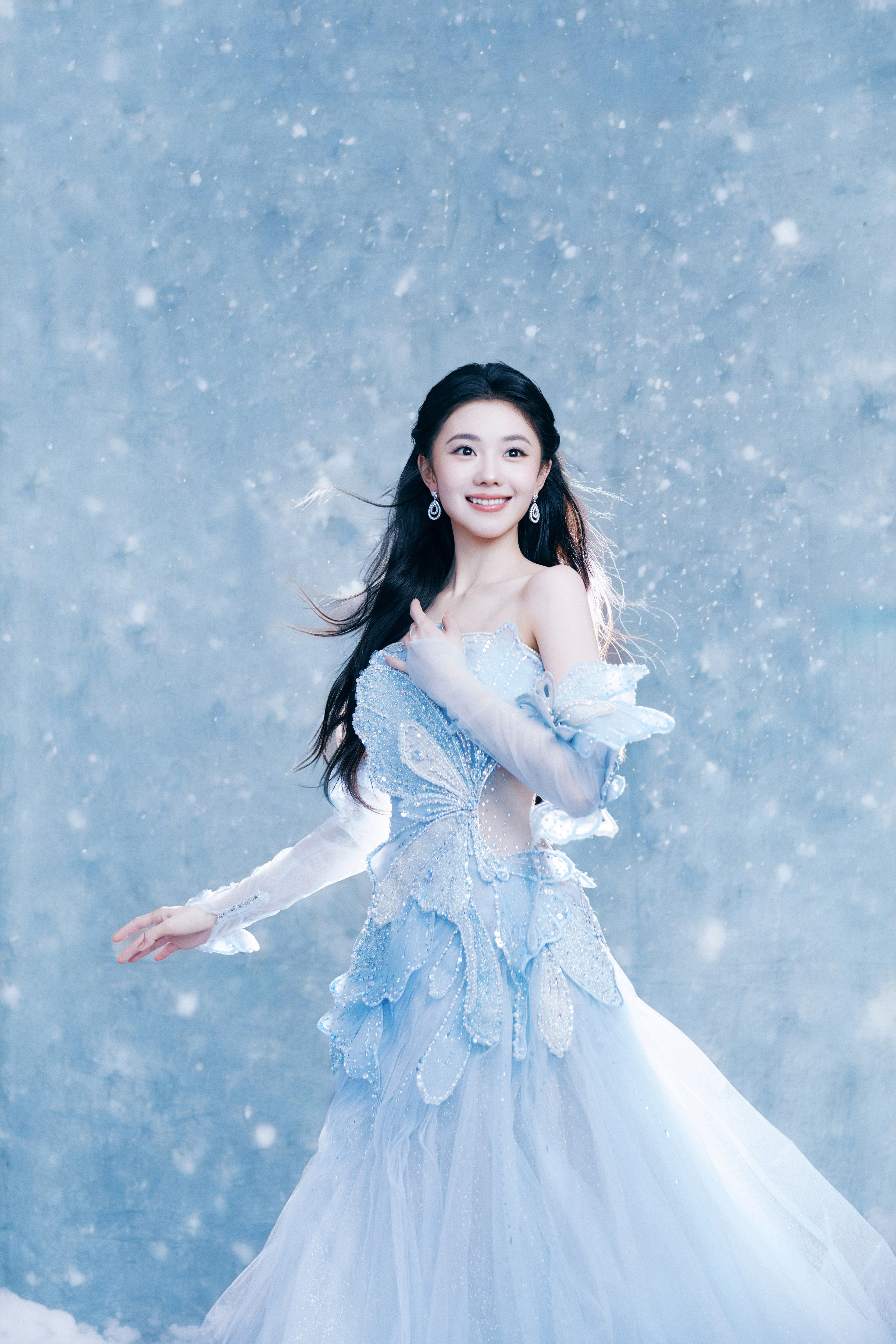 刘浩存今日亮相吉林卫视春晚造型大片，身着一袭TheReve2026春夏系列亮