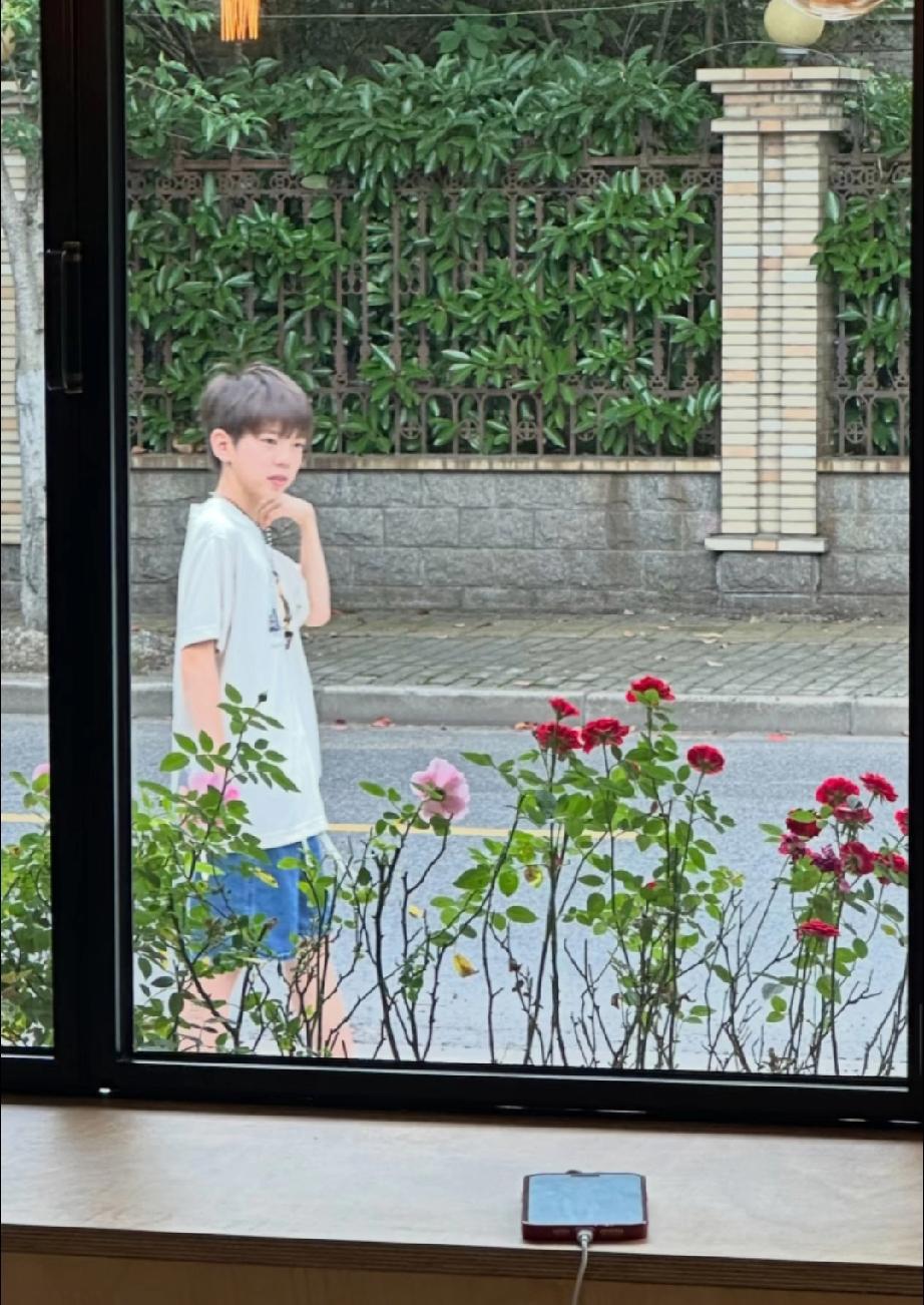 霍思燕儿子嗯哼12岁长得好阳光帅气啊，小时候很可爱，长大一点后有些龅牙，现在牙齿