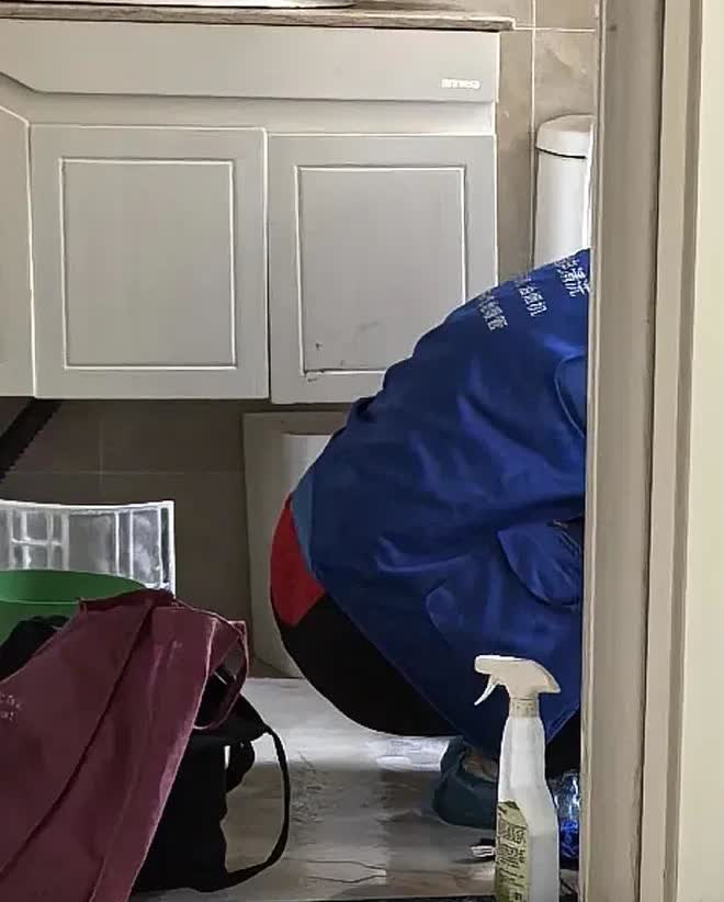 湖北，一名女子请了一位空调清洁师傅来洗自己家的空调，师傅把空调拆掉清洗的时候，却