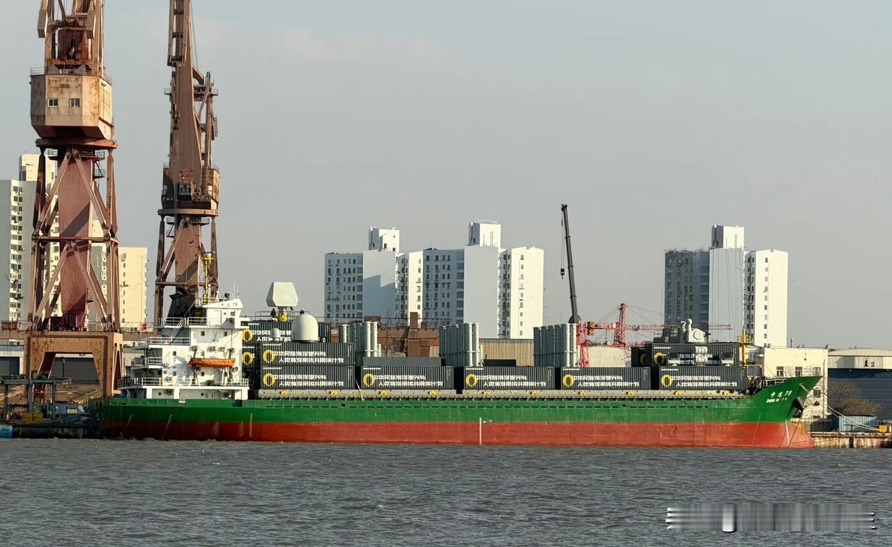 哈哈哈，没想到东大在西方圣诞节这天，居然用武装到牙齿的“特离谱级”民船，给鹰酱上